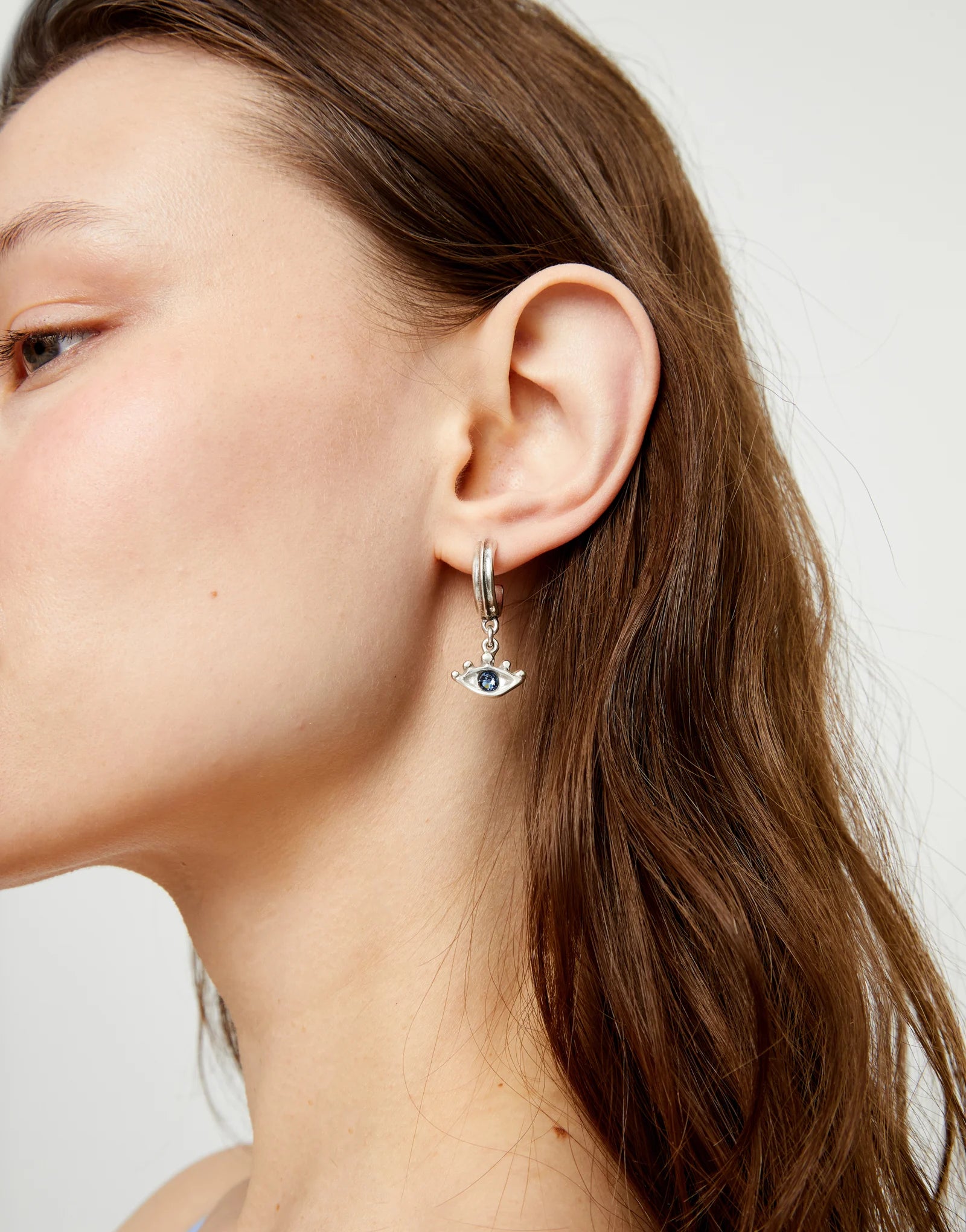 Eye-shaped drop earrings with blue crystal
